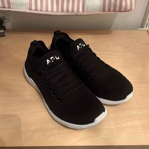 APL techloom breeze laceless sneakers in black size 9.5